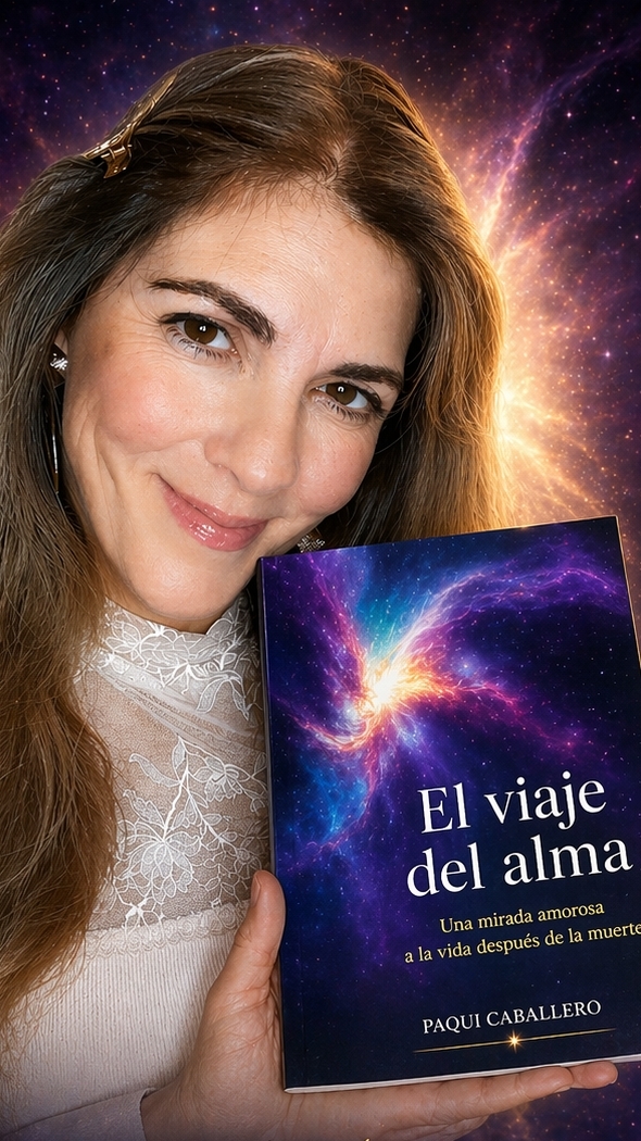Paqui Caballero sosteniendo el libro El viaje del alma
